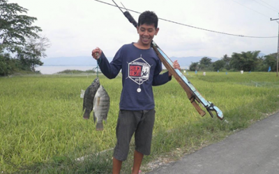 Berburu Ikan Segar Di Kawah Gunung Berapi Danau Toba