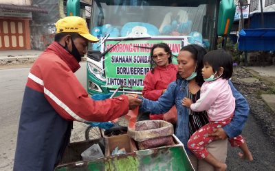 Atraksi Unik Para Pedagang Ombusombus Dengan Sepeda Ontelnya Di Taput