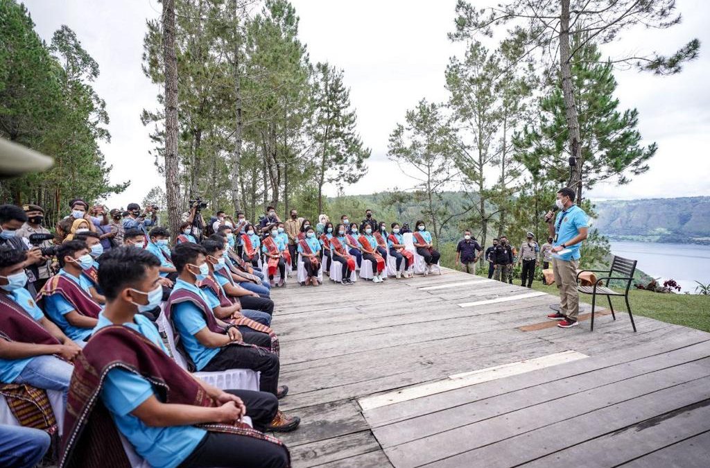 Menparekraf Berangkatkan 30 Siswa Asal Danau Toba Ke Poltekpar Bali