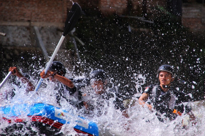 Uji Adreanlin Di Kawasan Wisata Arung Jeram Desa Parhitean