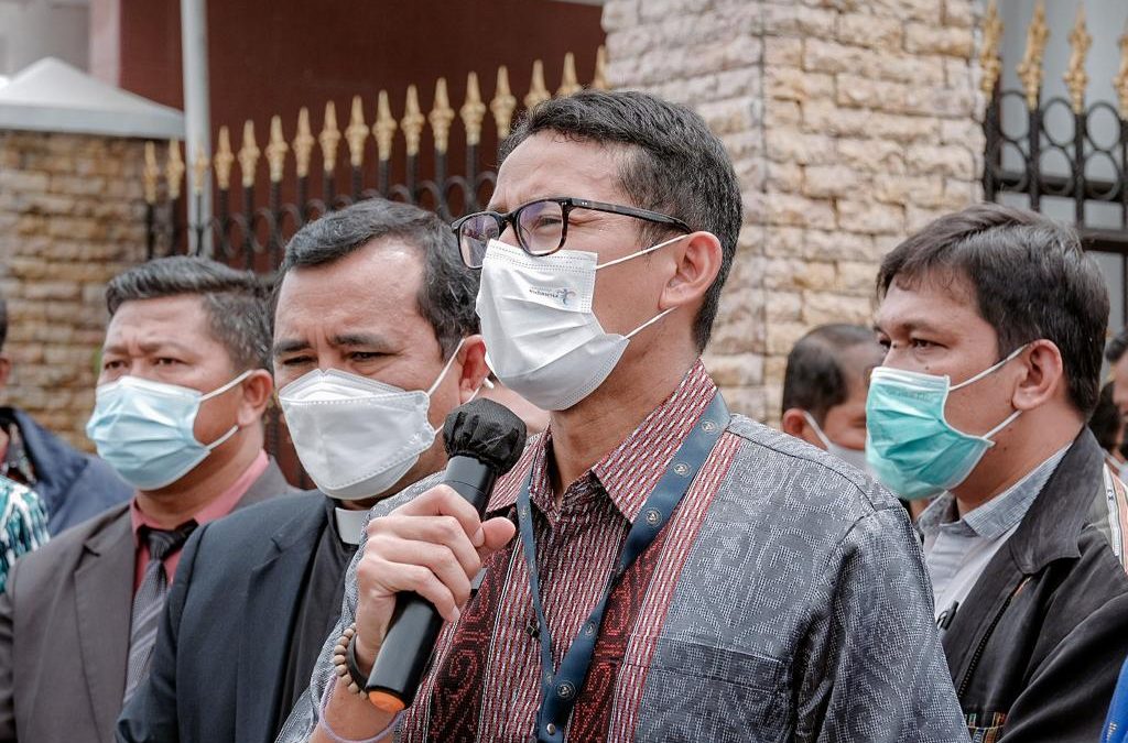 Menparekraf Kunjungi Makam Misionaris Ingwer Ludwig Nommensen Di Sigumpar