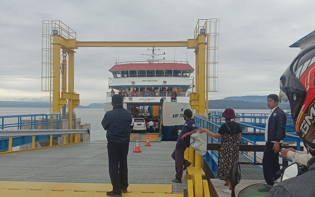 KMP Porapora, Dipadati Pengunjung Dari Dermaga Balige Menuju Dermaga Onan Runggu