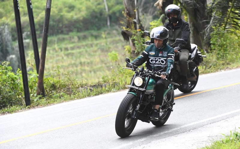 Naik Motor Keliling Danau Toba, Jokowi : Udaranya Sejuk Sekali