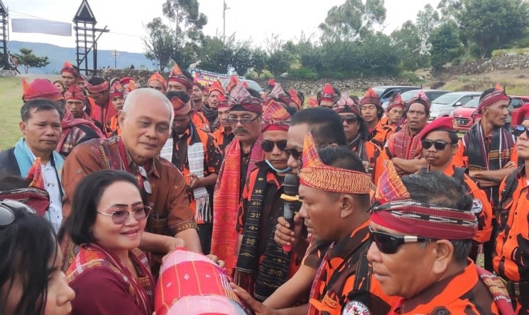 Peringati Hari Ulos Nasional, 1000 Meter Ulos Kelilingi Danau Toba