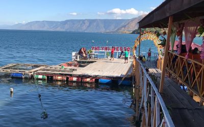 Menikmati Sensasi Kuliner Terapung di Vhi Vhi Resto Tongging