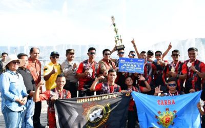 Bupati Samosir Serahkan Piala Festival Solu Bolon 2024