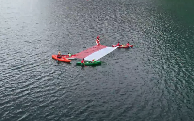 Pengibaran Bendera Merah Putih di Danau Toba Dengan Solu Kano